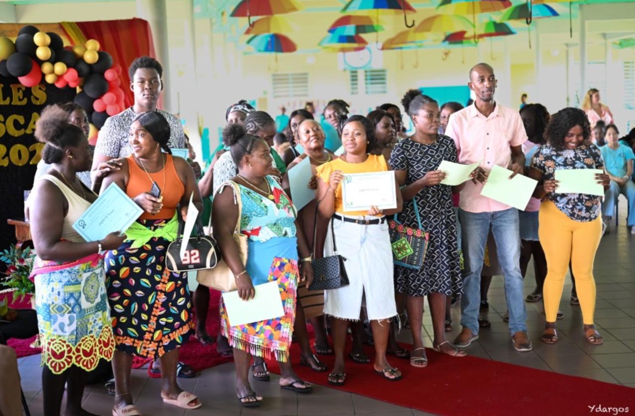 Remise des certificats de participation aux cours de FLE. Des parents fiers et heureux !